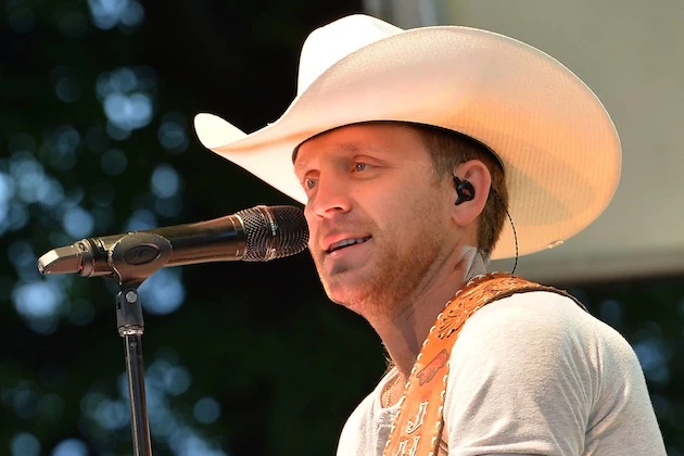 Justin Moore performing on tour