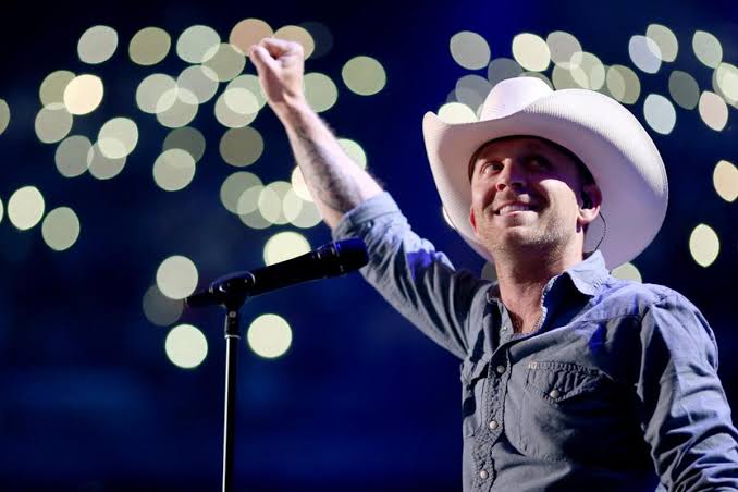 Justin Moore on stage